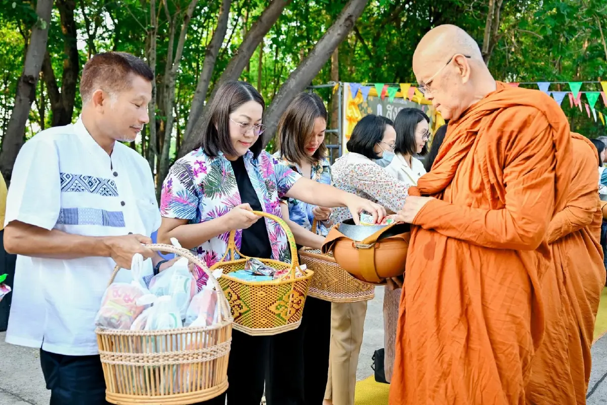 สงกรานต์ 2569 สืบสานประเพณี ทำบุญตักบาตรสรงน้ำพระ เสริมสิริมงคล