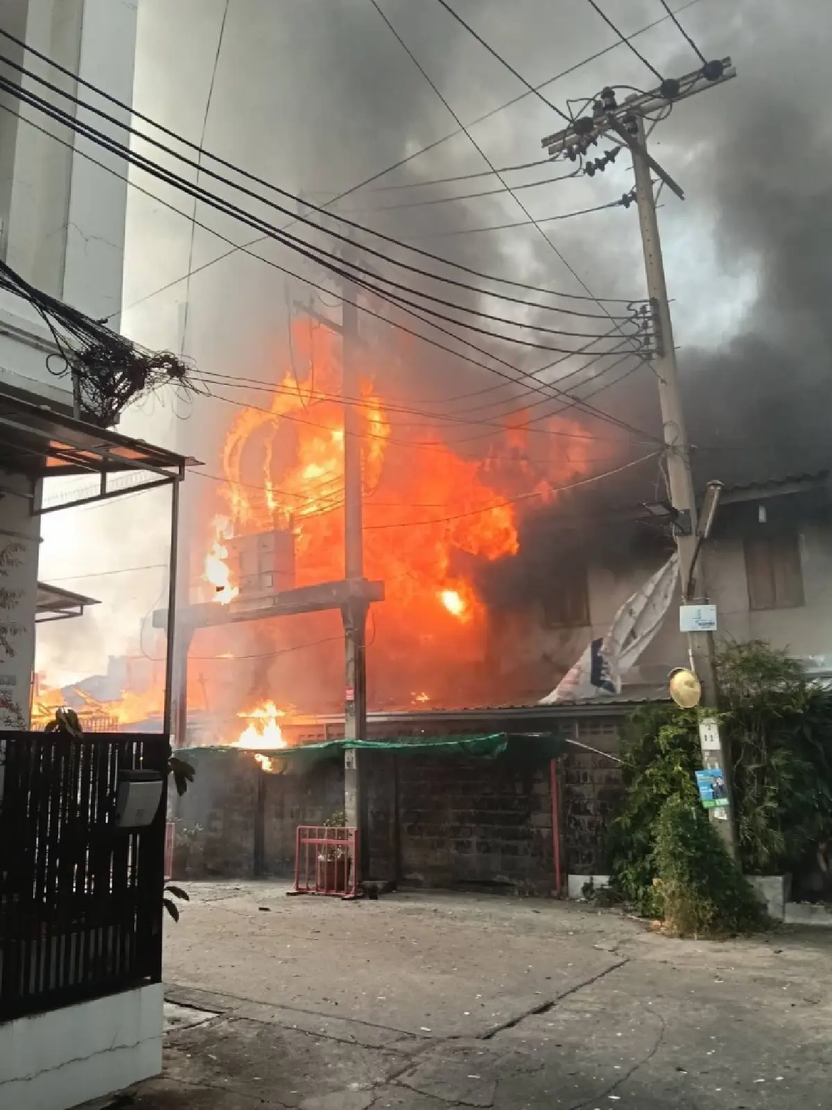 ไฟไหม้บ้านไม้ ซอยสาธุประดิษฐ์ 49 วอด 3 หลัง เจ็บระนาว ไฟลวก-ไฟช็อต