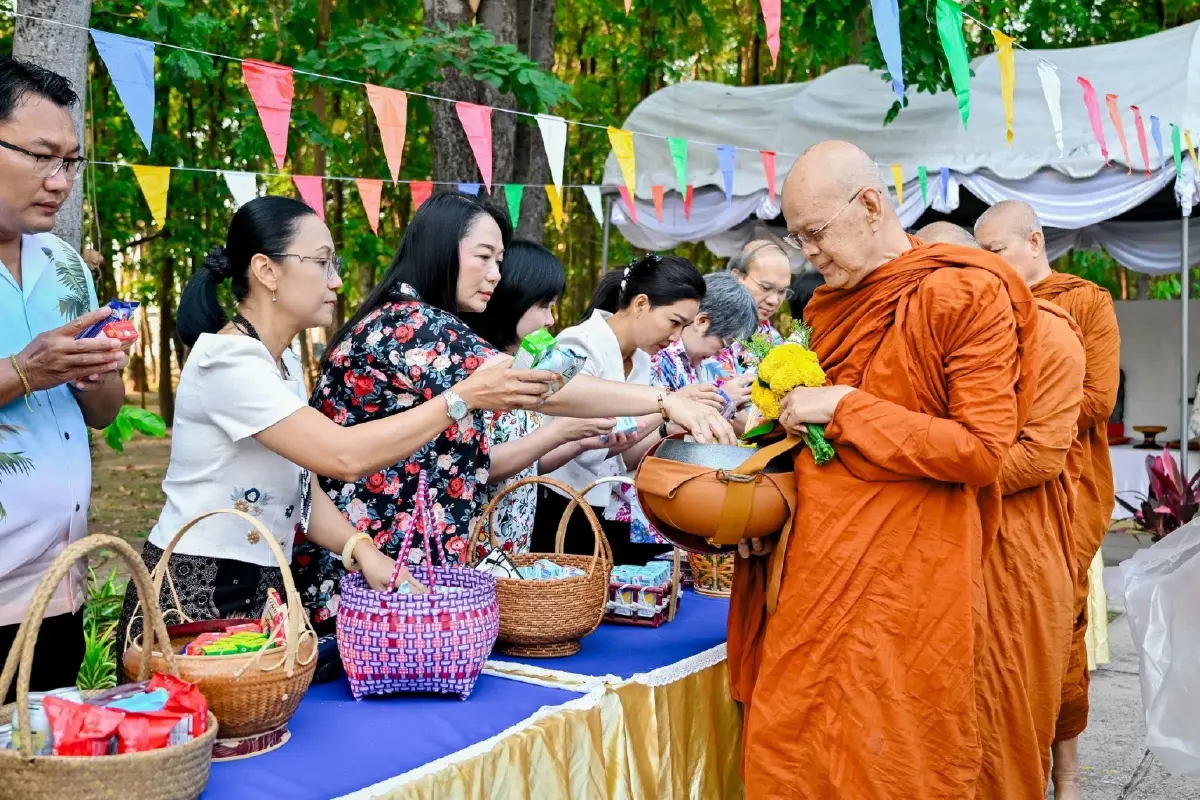 สงกรานต์ 2569 สืบสานประเพณี ทำบุญตักบาตรสรงน้ำพระ เสริมสิริมงคล