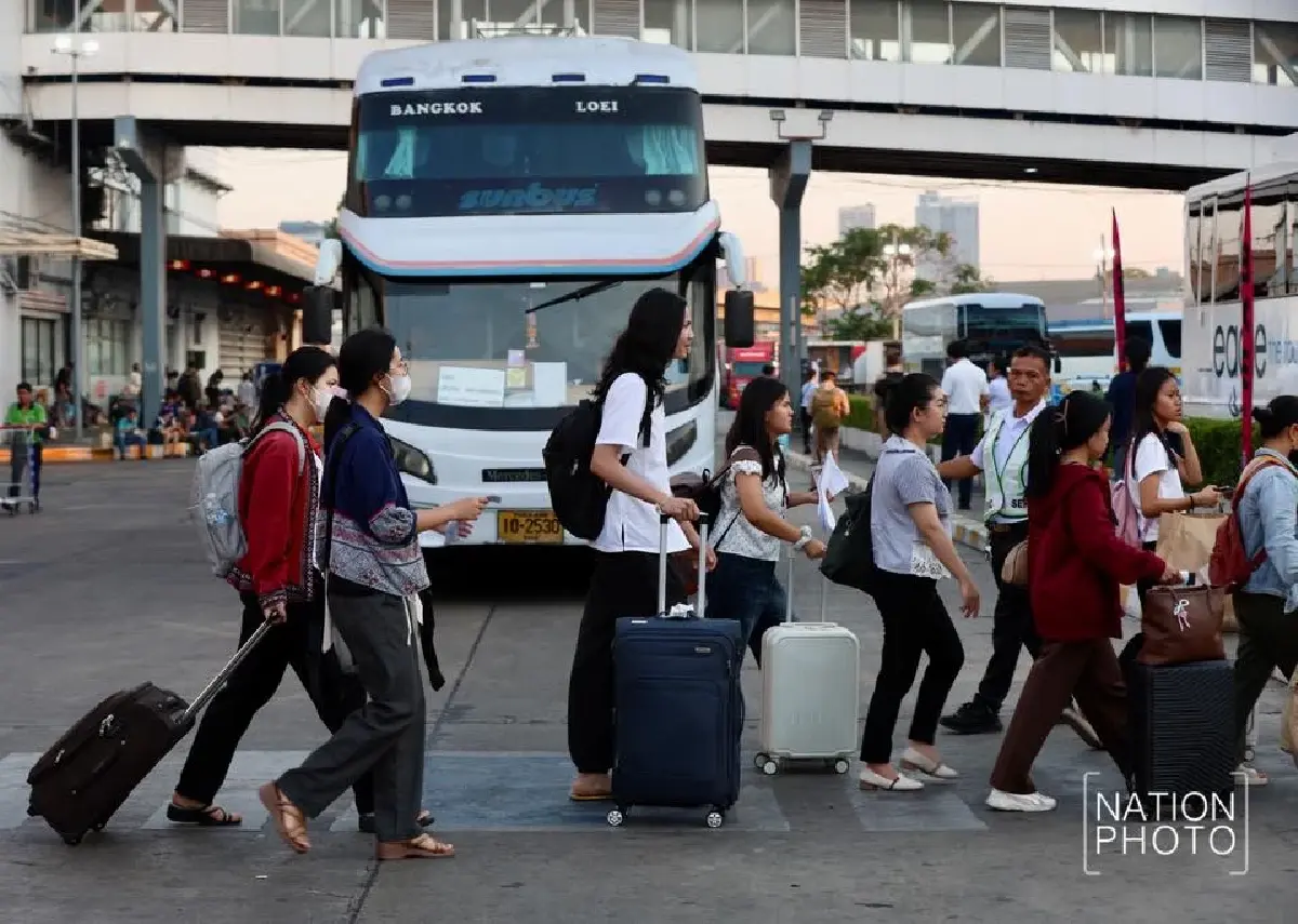 หมอชิต 2 คึกคัก ประชาชนแห่กลับภูมิลำเนาฉลองสงกรานต์ คาดเดินทางทะลุ 1.8 แสนคน