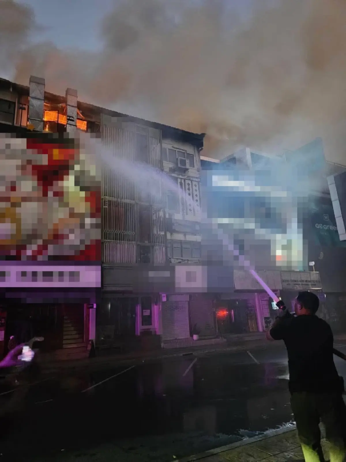 ไฟไหม้ร้านดัง กลางสยามสแควร์ ซอย 3 ควันโขมงรับรุ่งสาง เร่งฉีดน้ำ