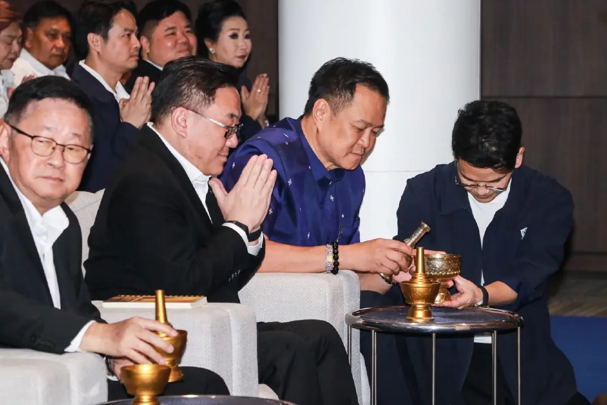 ครบรอบ18ปี พรรคภูมิใจไทย  แกนนำพรรคร่วม-ปชป.หอบดอกไม้แสดงความยินดี