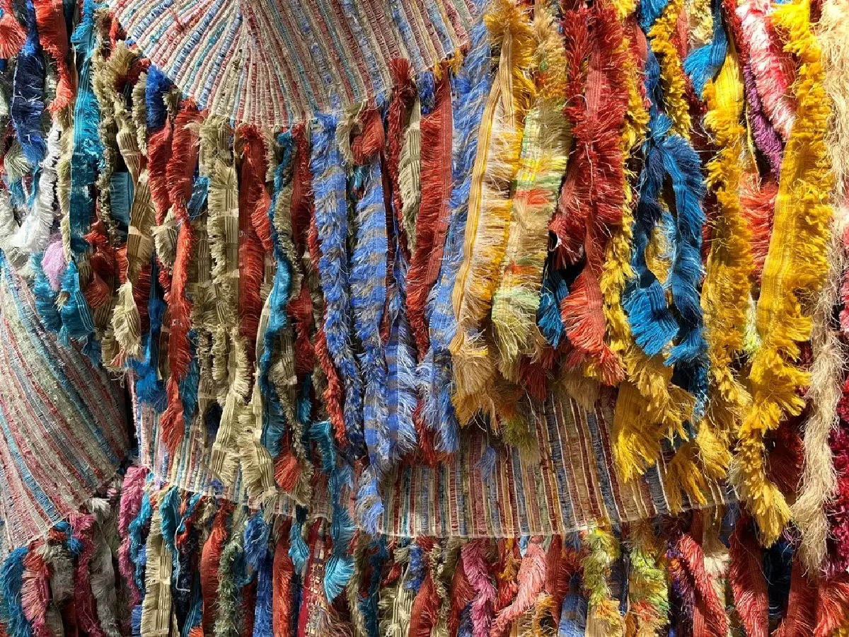 เปรม บัวชุม x ปัญญ์ปุริ คืนชีวิตใหม่ให้ขยะอุตสาหกรรมสิ่งทอบนผนัง