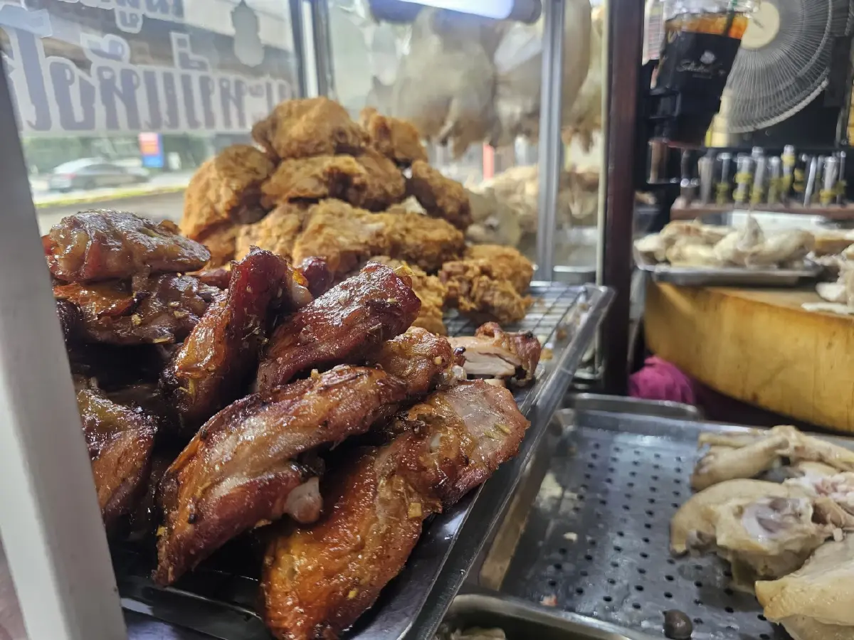 ‘มงคลวัฒนาข้าวมันไก่’  เจ้าเก่าสะพานควาย ไก่นุ่ม น้ำจิ้มรสเด็ด