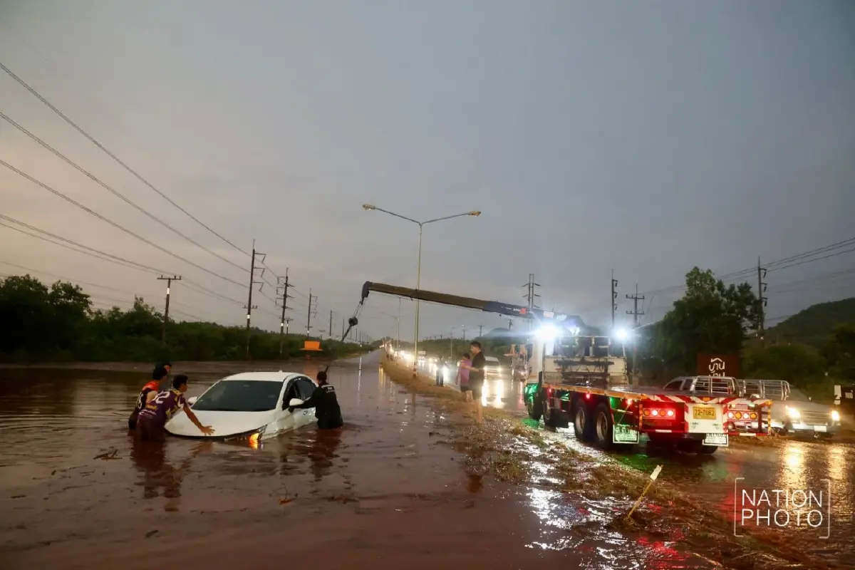 พายุถล่มไทรโยค น้ำป่าทะลักท่วมถนน 323 รถจมกลางกระแสน้ำ จราจรติดขัด