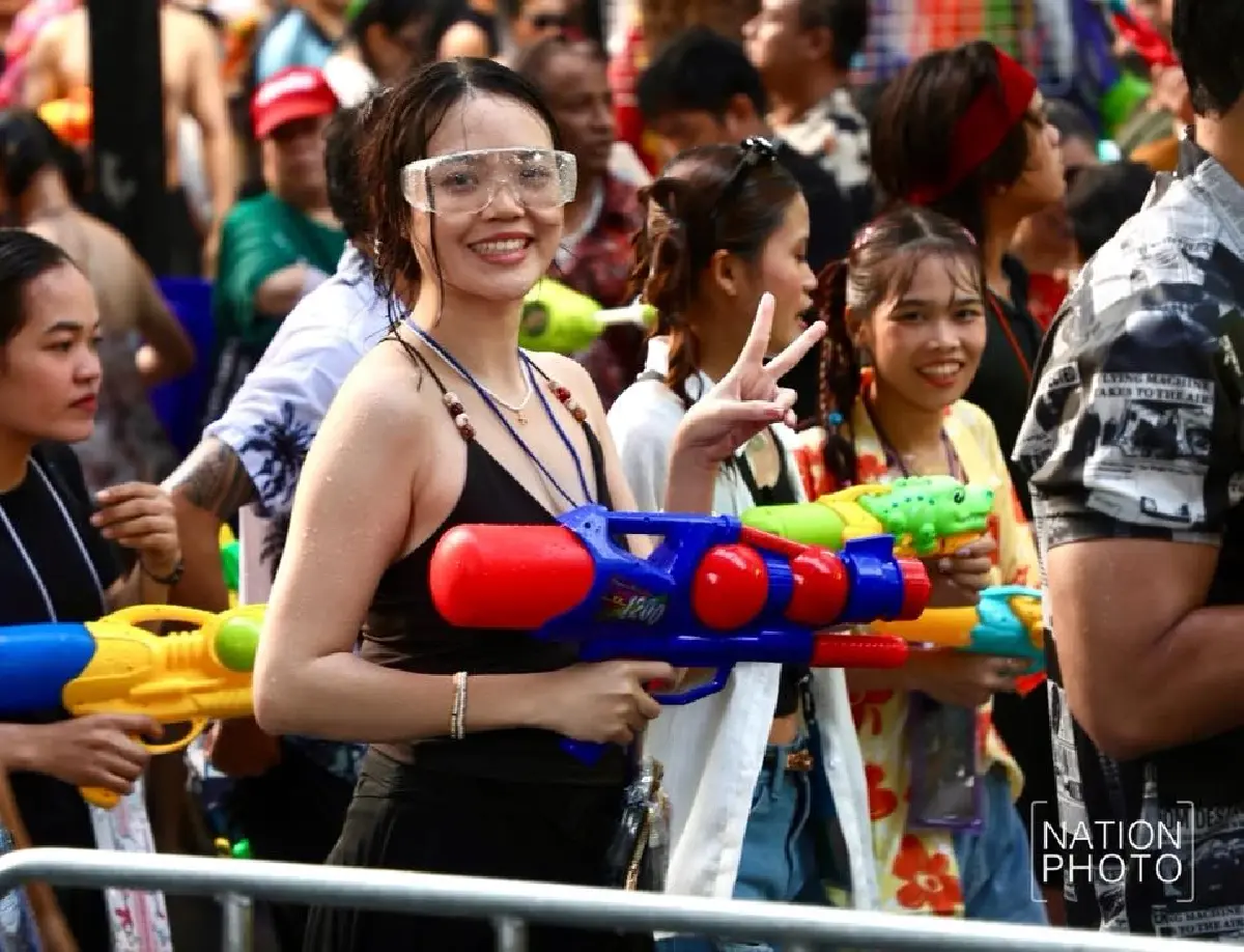 ประมวลภาพ สงกรานต์สีลม 2569 วันสุดท้าย คนไทย-ต่างชาติแห่เล่นน้ำทะลุ 2 แสนคน