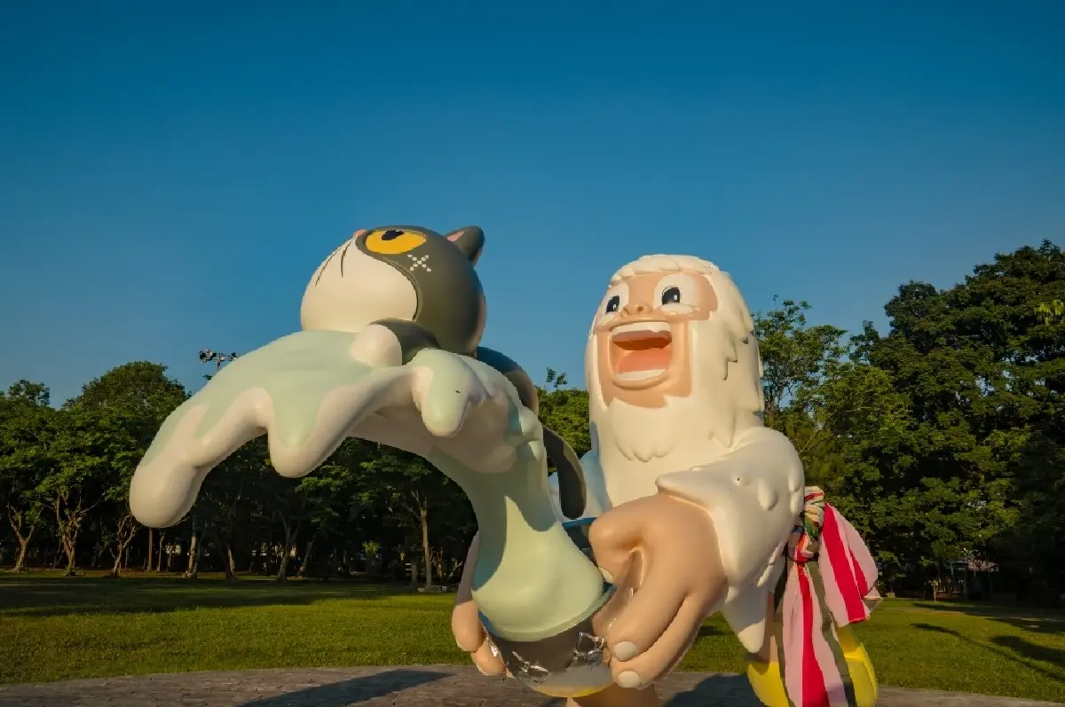 ครั้งแรก ลานเล่นน้ำสงกรานต์ Crybaby อาร์ตทอยยักษ์ในสวนลุมพินี