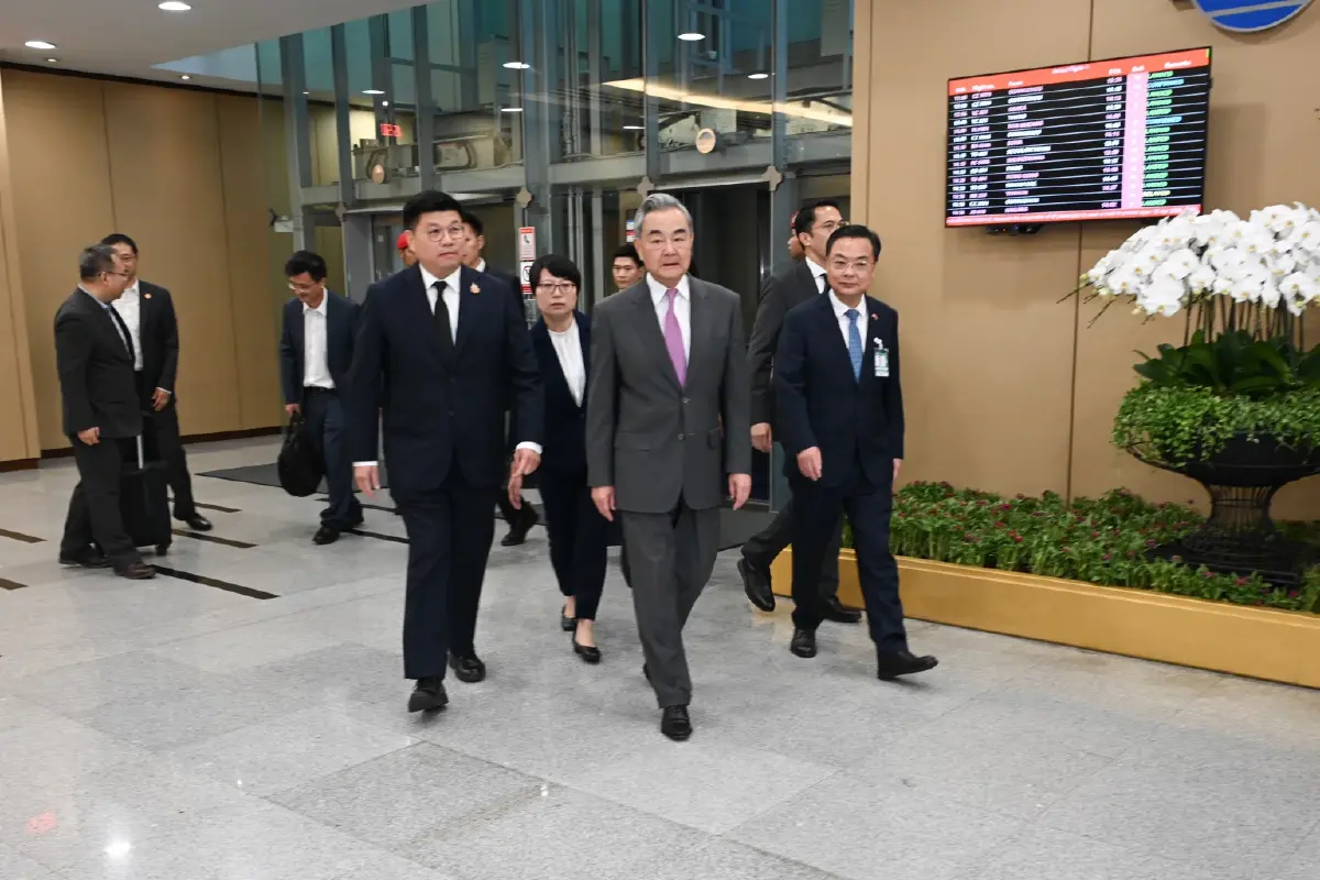 หวัง อี้ เดินทางถึงไทยแล้ว เอกอัครราชทูตกระทรวงการต่างประเทศต้อนรับ