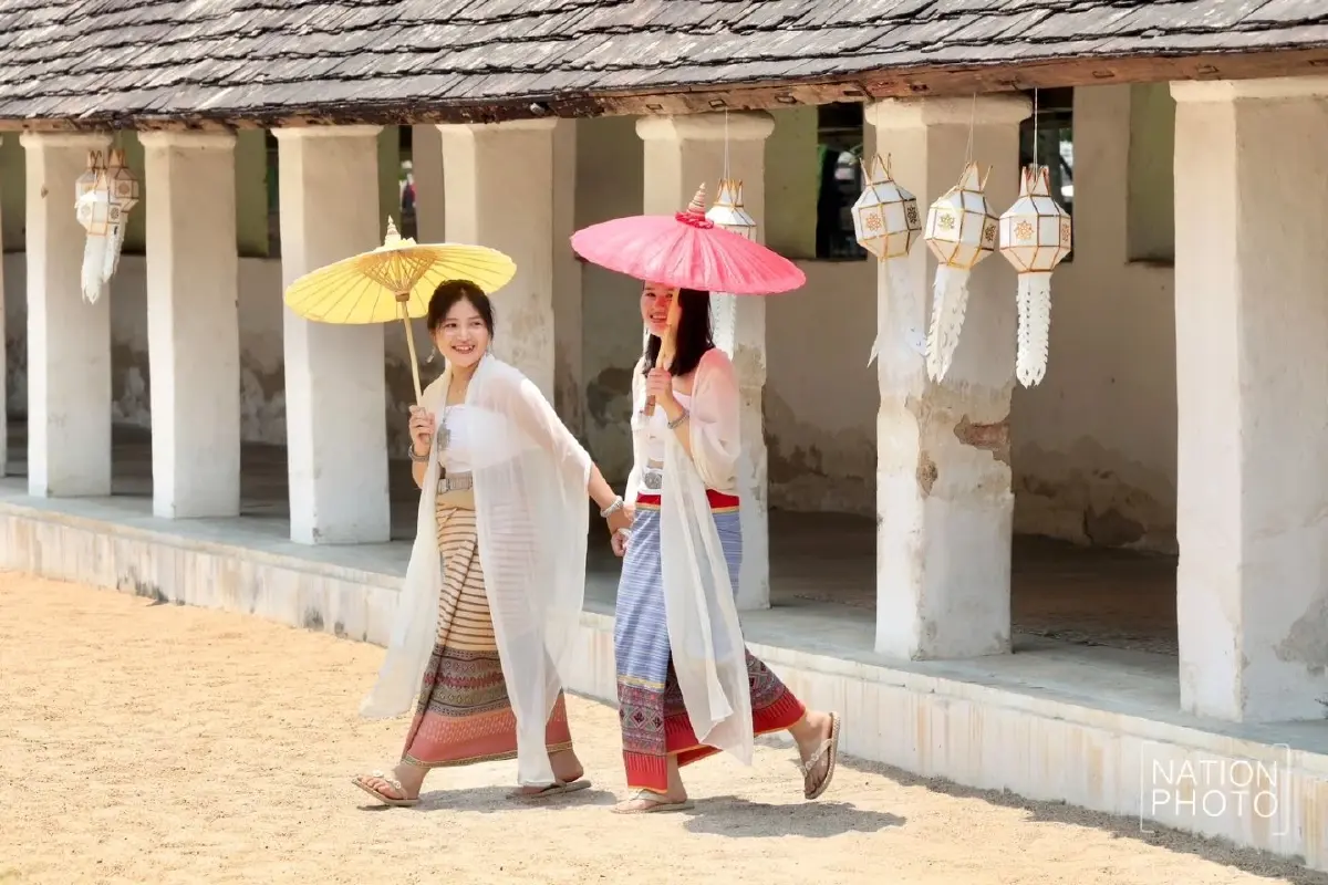 ควันหลงสงกรานต์ แห่แต่งชุดล้านนาถ่ายรูป 'วัดต้นเกว๋น' เชียงใหม่ ตามรอยละครดัง