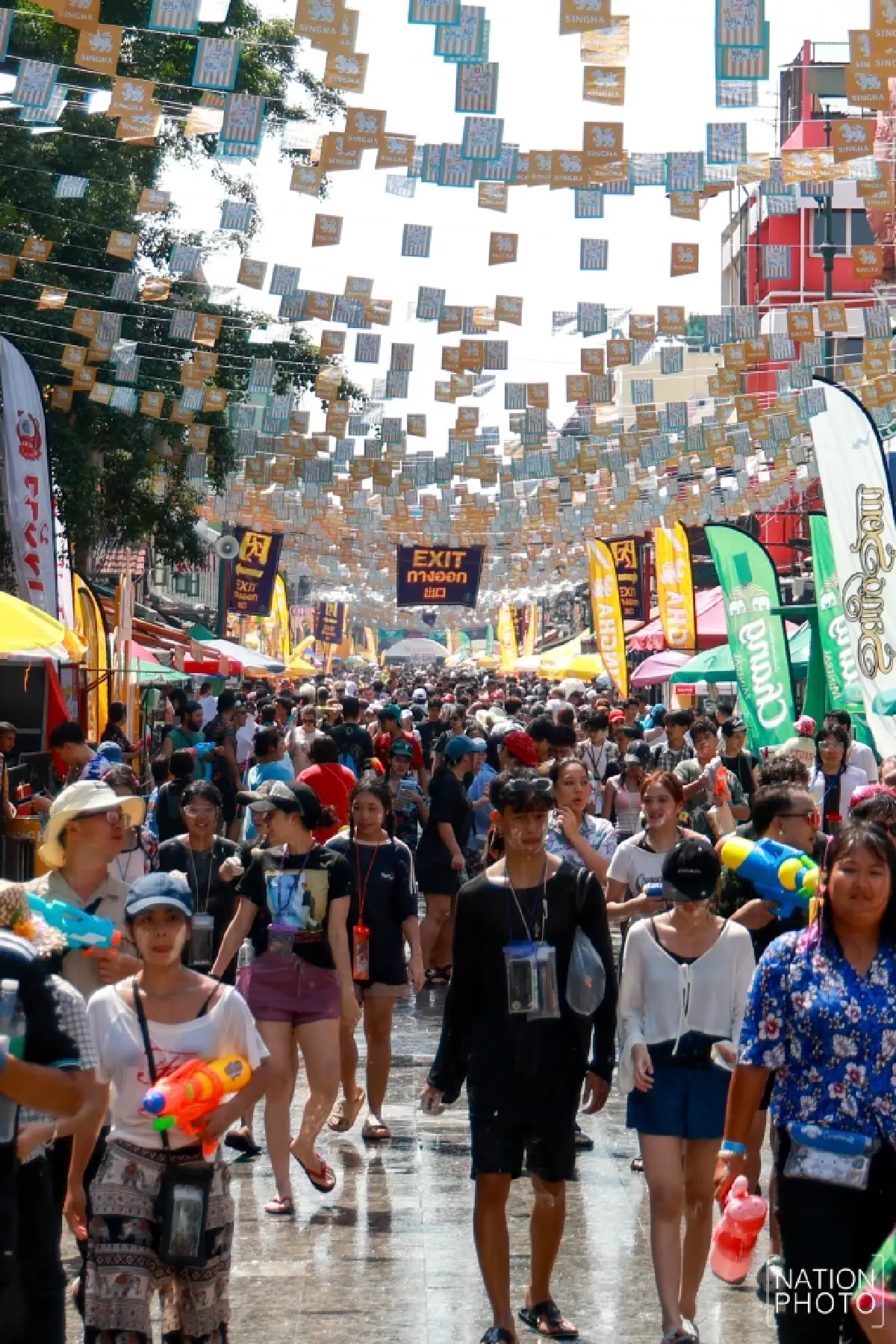 คึกคัก 'สงกรานต์ข้าวสาร' วันสุดท้าย นักท่องเที่ยวแห่เล่นน้ำแน่น