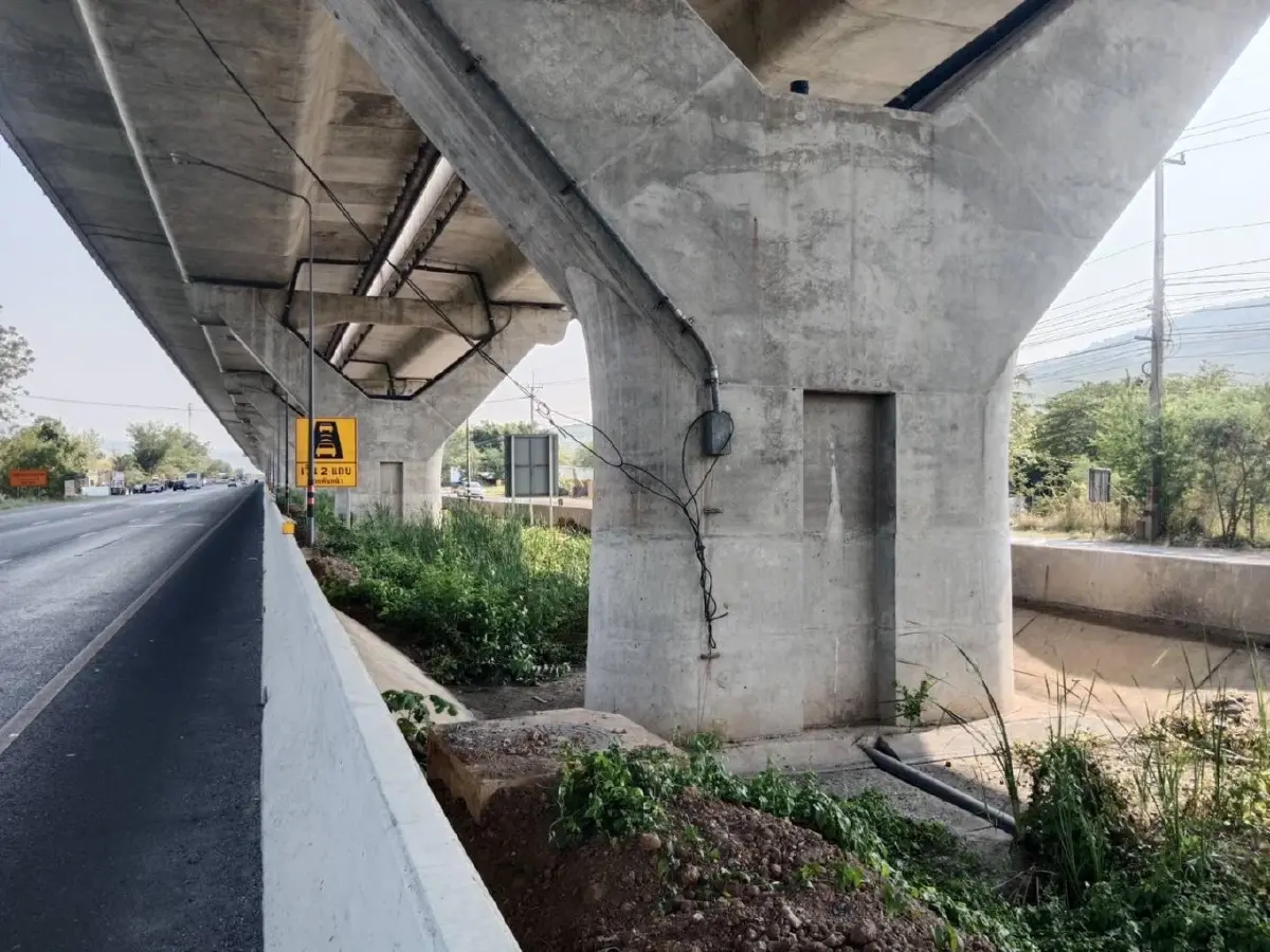 สายไฟ M6 ร่วงฟาดกระบะตู้ทึบ ตกข้างทาง พังยับ ลำตะคองรถติดหนึบ