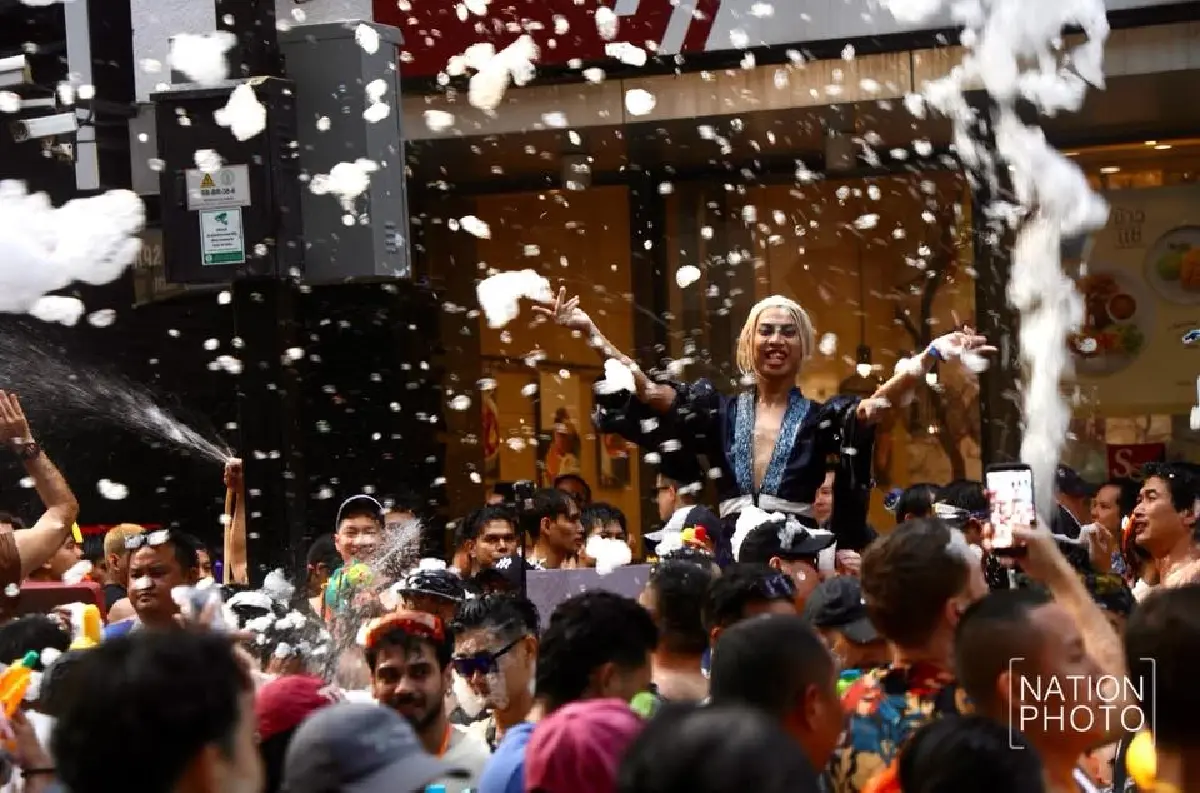 ประมวลภาพ สงกรานต์สีลม 2569 วันสุดท้าย คนไทย-ต่างชาติแห่เล่นน้ำทะลุ 2 แสนคน