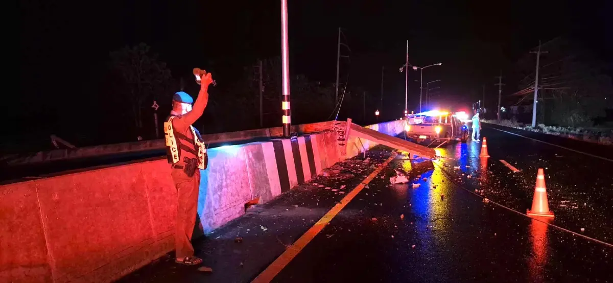 พายุฤดูร้อนถล่มสุรินทร์ เสาไฟฟ้าหัก 20 ต้น 3 กม. ไฟดับ ทั้งศีขรภูมิ