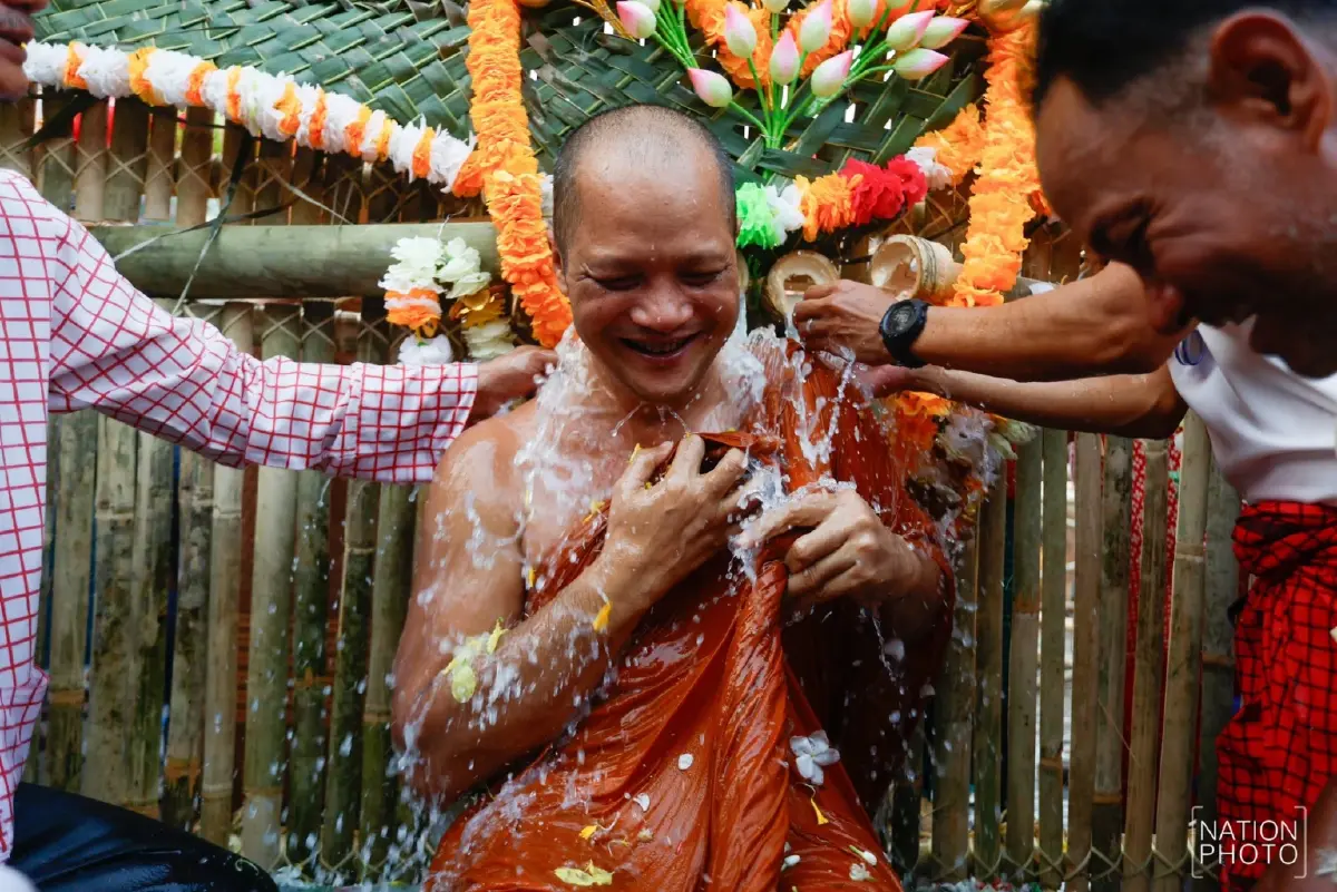 หนึ่งเดียวในไทย สงกรานต์บ้านมอญ สรงน้ำพระผ่านรางไม้ไผ่