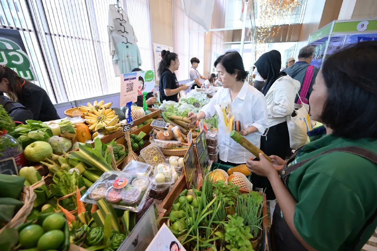 ถึงเวลาตั้งคำถามที่ว่า 'คนไทยกินอะไรอยู่?' เรื่องย้อนแย้งที่แฝงอยู่ในจาน