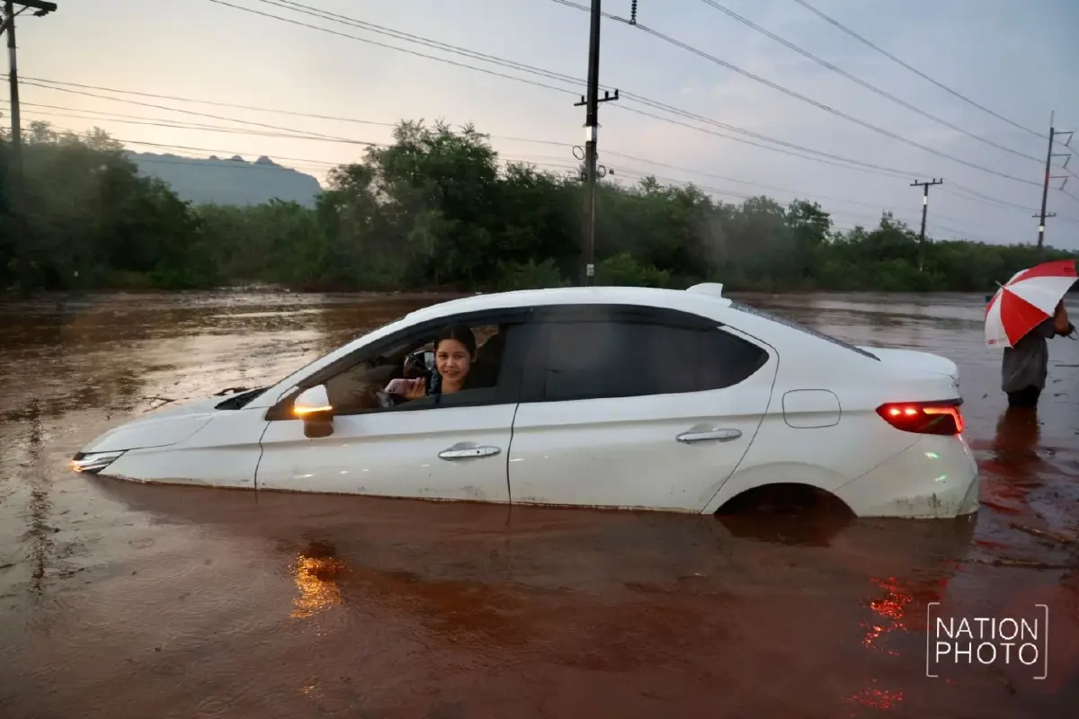 พายุถล่มไทรโยค น้ำป่าทะลักท่วมถนน 323 รถจมกลางกระแสน้ำ จราจรติดขัด
