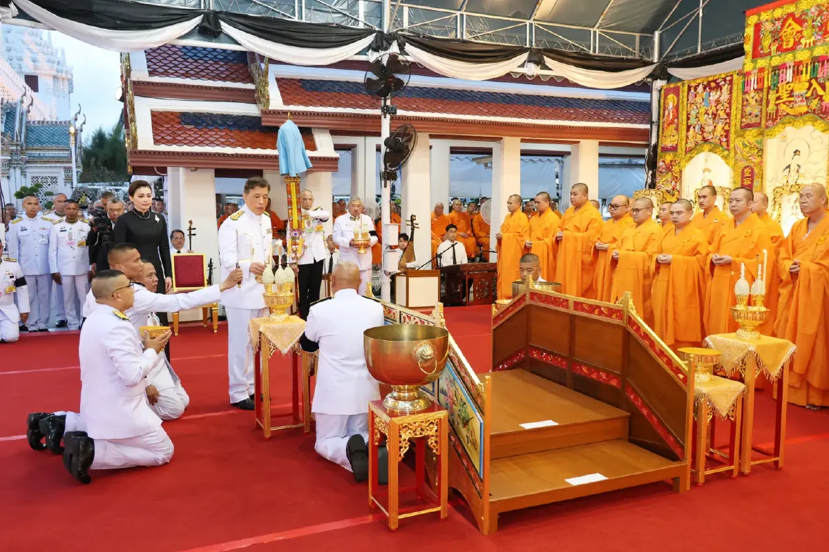 ในหลวง-พระราชินี เสด็จฯ ไปในพิธีบำเพ็ญกุศลทักษิณานุปทาน (กงเต็ก) ถวายพระบรมศพฯ