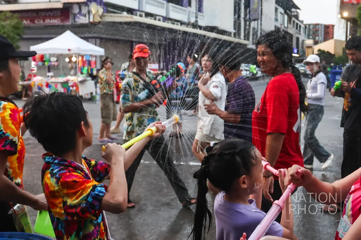 ม่วนกุ๊บ สงกรานต์ถนนข้าวเหนียว 2569 แห่เล่นน้ำ คลื่นมนุษย์ คึกคัก