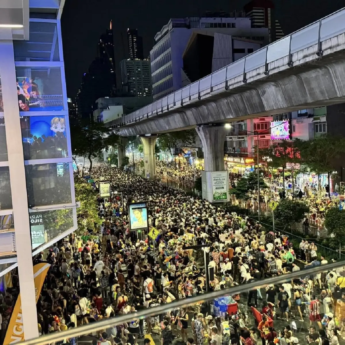 คนกรุงแห่เล่นน้ำ! ดันยอดรถไฟฟ้า 3 วันทะลุ 3.6 ล้านเที่ยว สายสีทองโต 50%