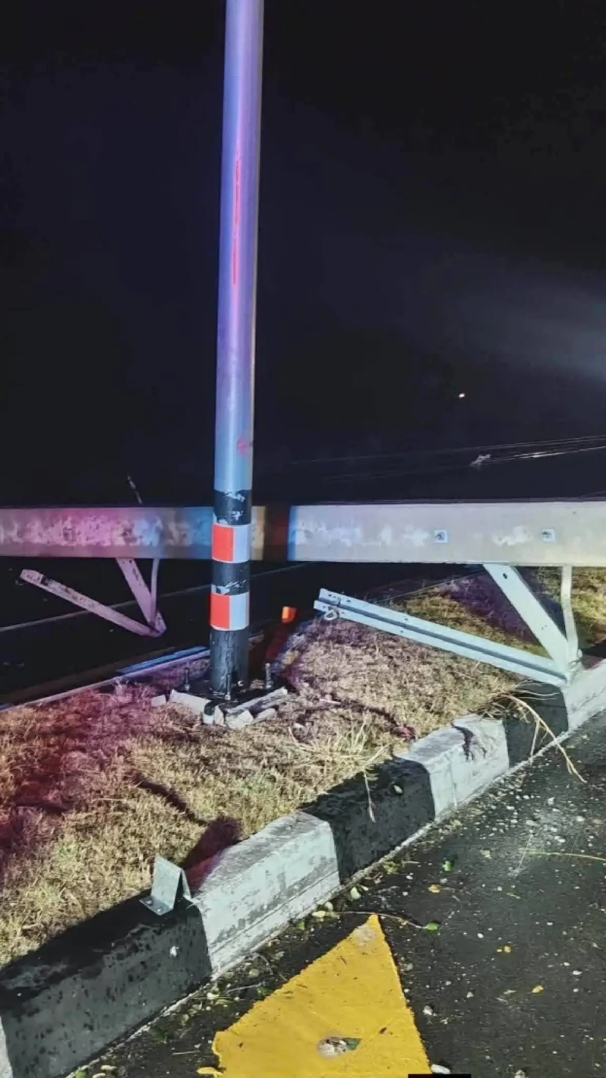 พายุฤดูร้อนถล่มสุรินทร์ เสาไฟฟ้าหัก 20 ต้น 3 กม. ไฟดับ ทั้งศีขรภูมิ