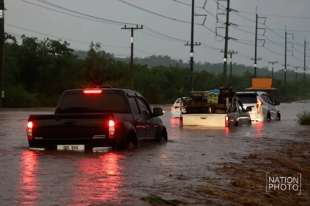 พายุถล่มไทรโยค น้ำป่าทะลักท่วมถนน 323 รถจมกลางกระแสน้ำ จราจรติดขัด