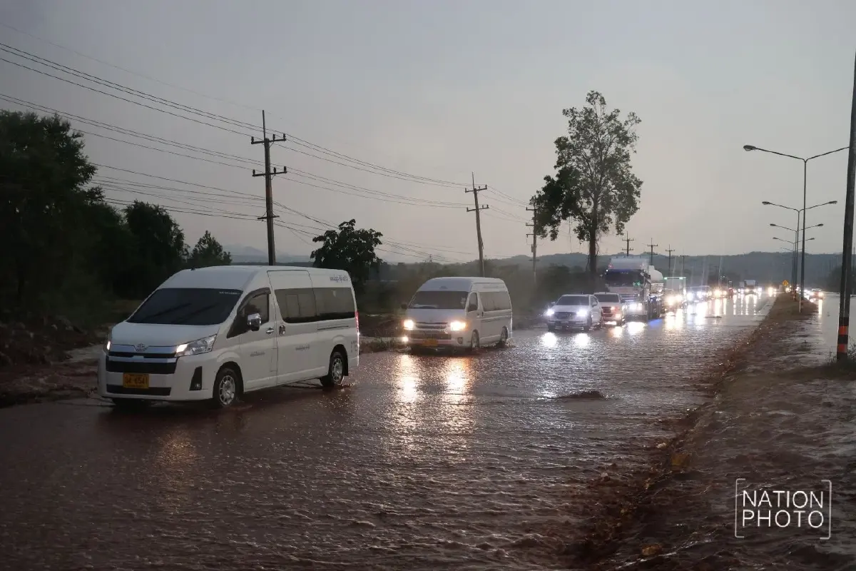 พายุถล่มไทรโยค น้ำป่าทะลักท่วมถนน 323 รถจมกลางกระแสน้ำ จราจรติดขัด