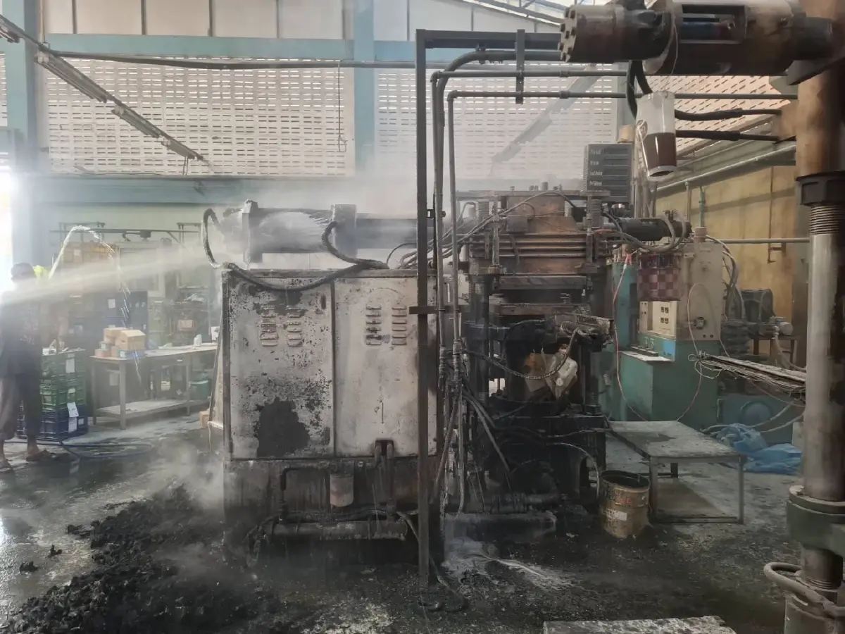 ด่วน! ไฟไหม้โรงงานย่านบางขุนเทียน ซอยบางกระดี่ 8 เครื่องจักรวอด