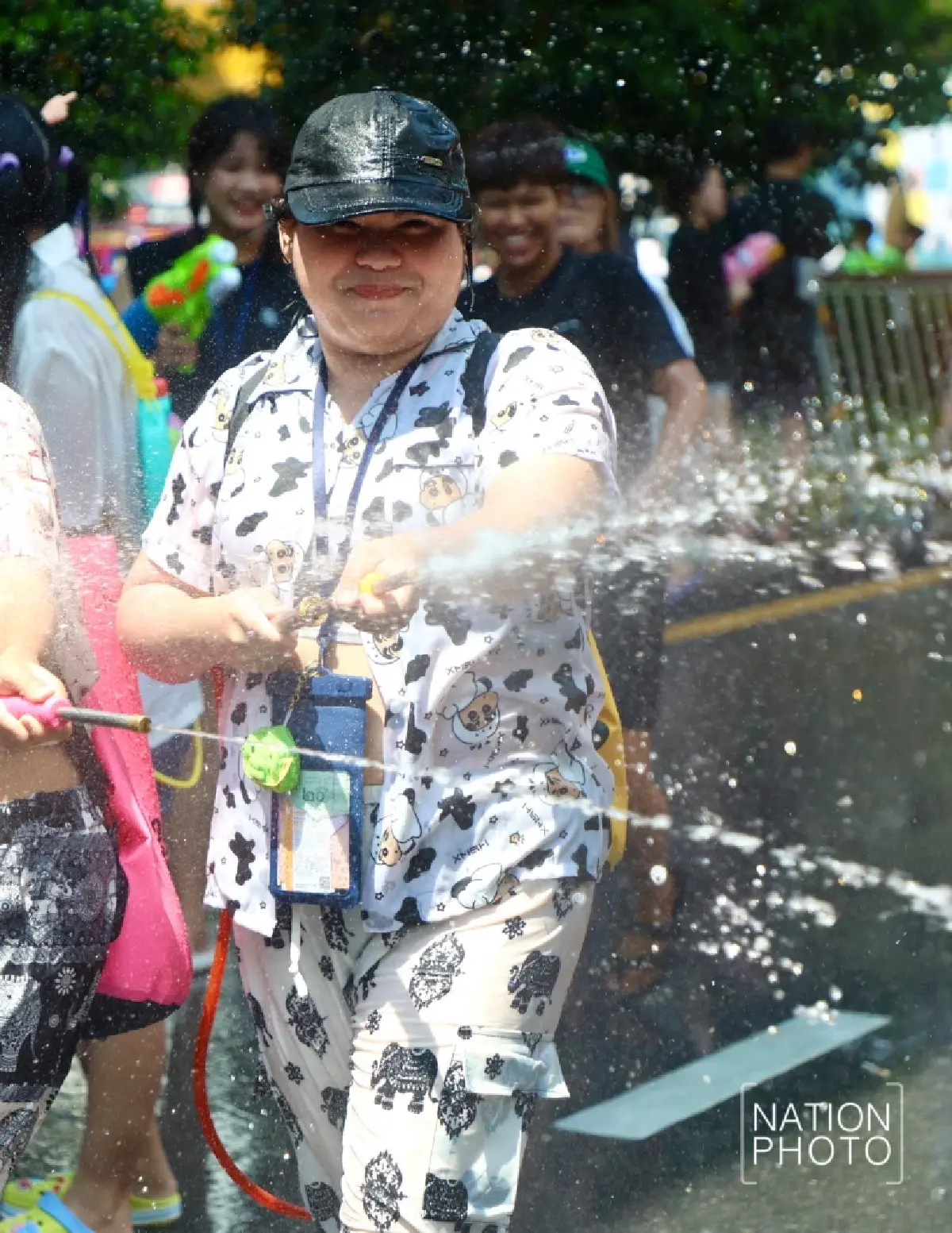 สีลมแตก แห่ห่มสไบเล่นน้ำสงกรานต์ 69 คึกคัก รับขบวน Wet Parade สุดอลังการ