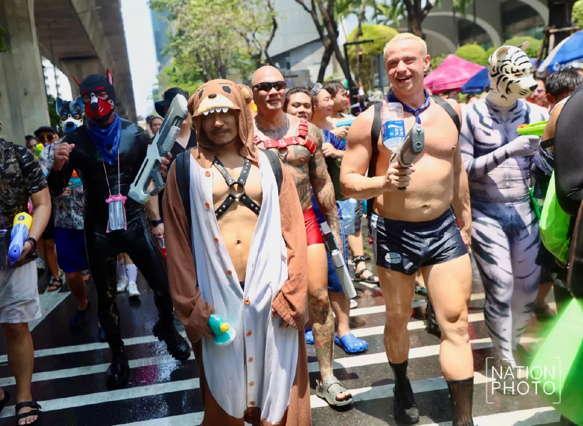 สีลมแตก แห่ห่มสไบเล่นน้ำสงกรานต์ 69 คึกคัก รับขบวน Wet Parade สุดอลังการ