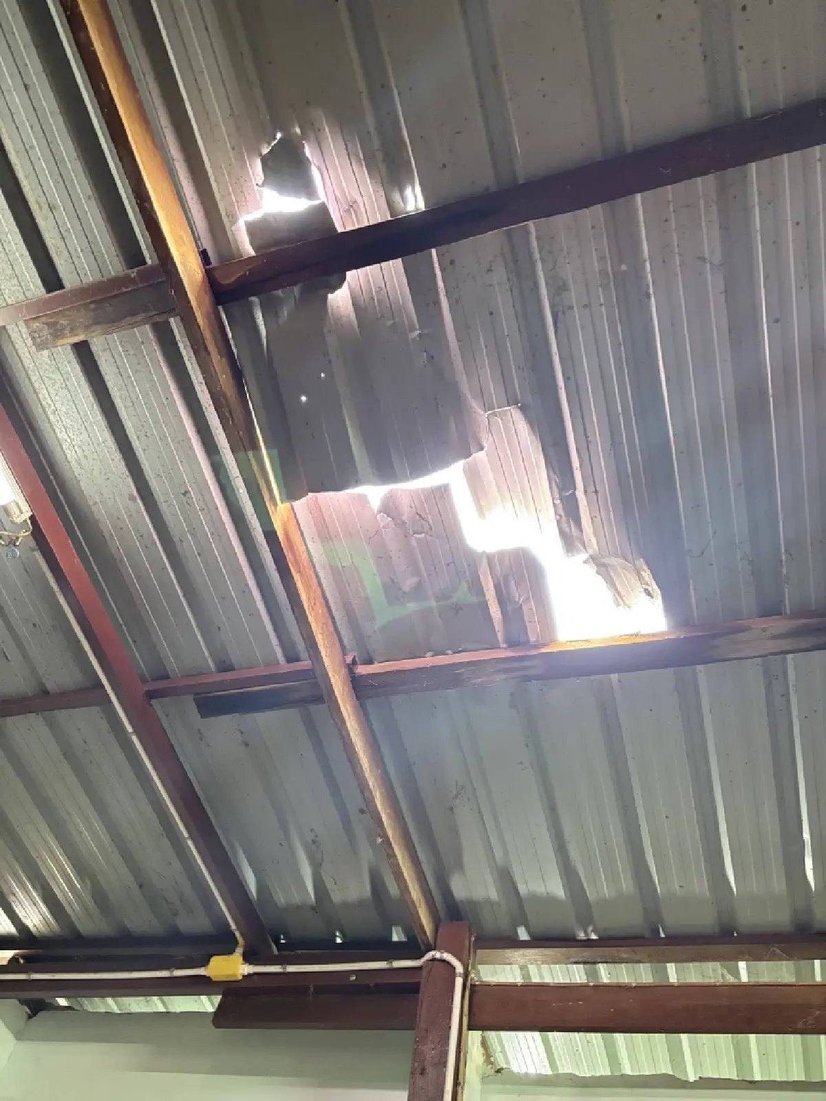 เริ่มแล้วพายุเข้าชัยภูมิ พายุฤดูร้อนถล่มบ้านค่าย สังกะสีปลิว