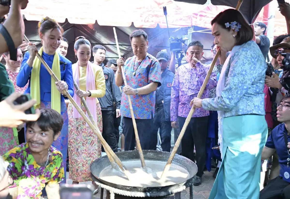 ‘อนุทิน’ ควงภริยาเปิดงาน ‘สงกรานต์พระประแดง’ ปล่อยนก ปล่อยปลา สืบอายุ