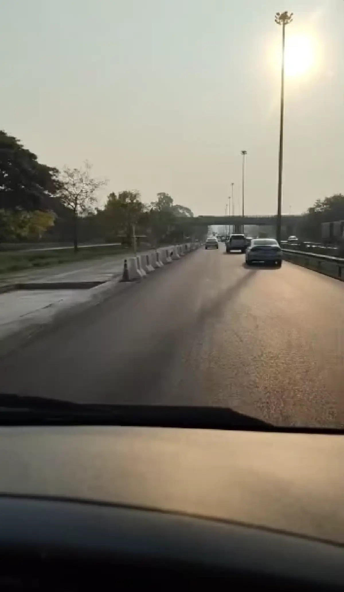 เลี่ยง ปิดถนนมิตรภาพ ขาออก กทม. เทปูนหน้าโลตัสปากช่อง วิ่งได้ 2 เลน