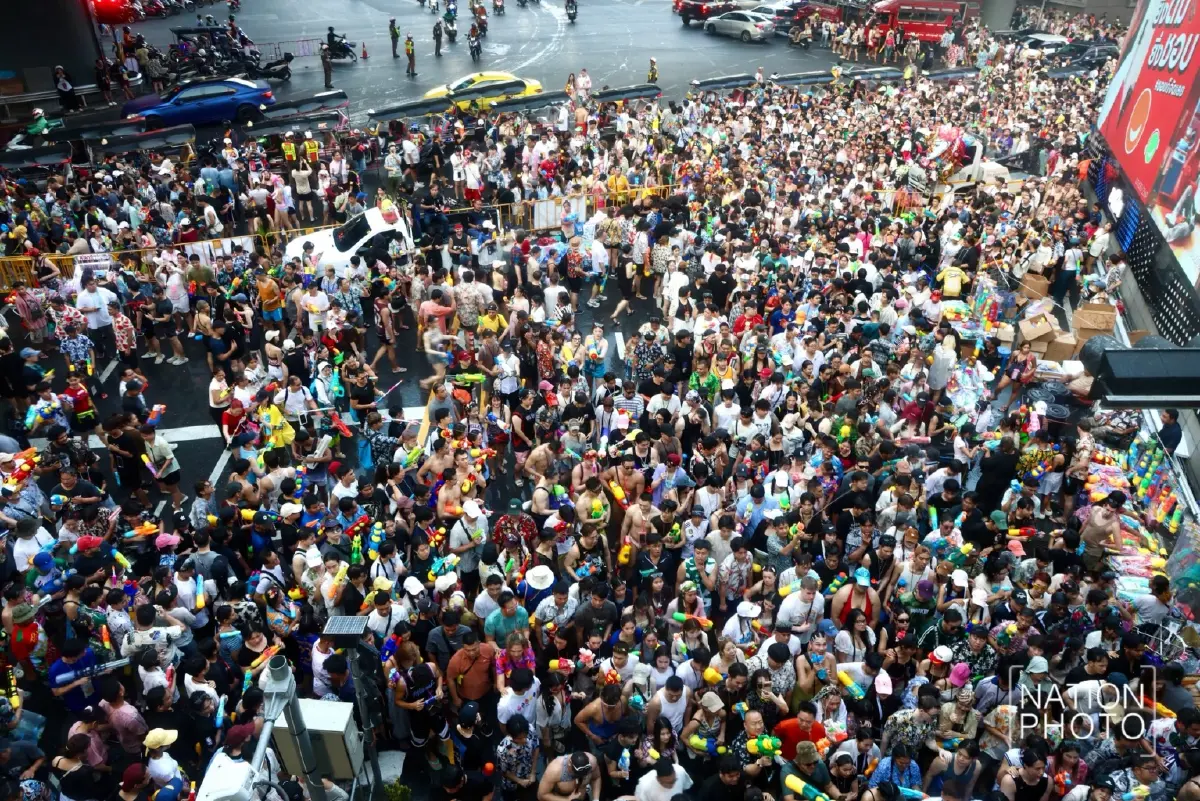 ประมวลภาพ สงกรานต์สีลม 2569 วันสุดท้าย คนไทย-ต่างชาติแห่เล่นน้ำทะลุ 2 แสนคน