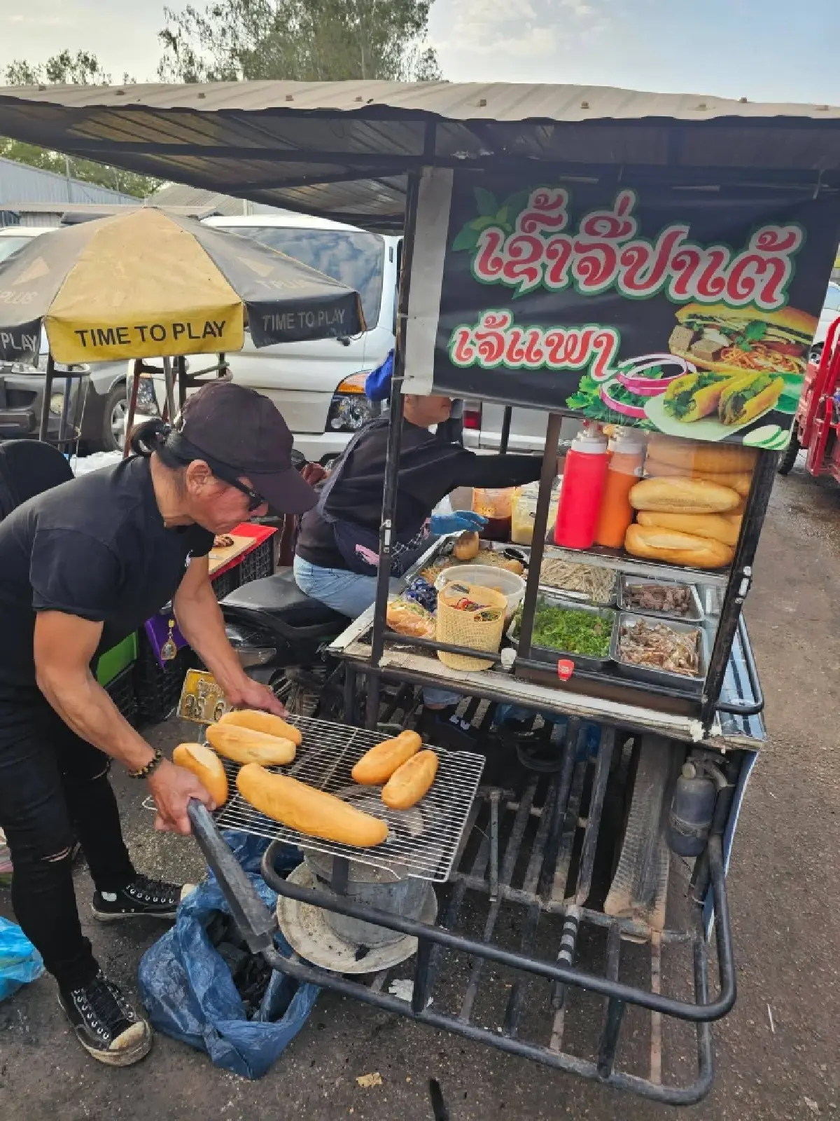 เมื่อชีวิตค่อย ๆ เดิน…ที่เวียงจันทน์ | World Wide View