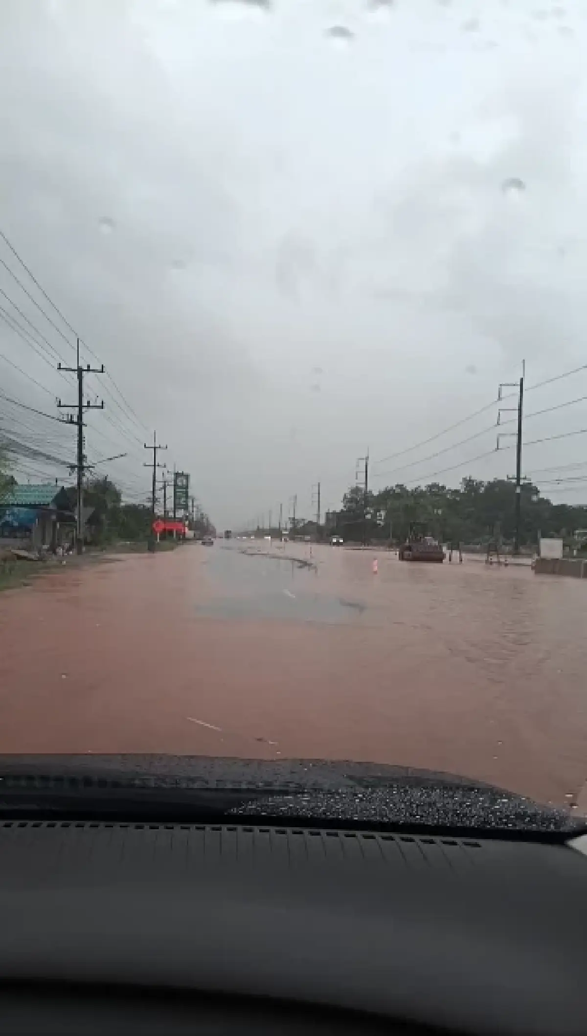 ฝนตกหนักระยอง ถนนสุขุมวิท น้ำท่วมขัง อุตุ เตือนพายุฤดูร้อนวันนี้