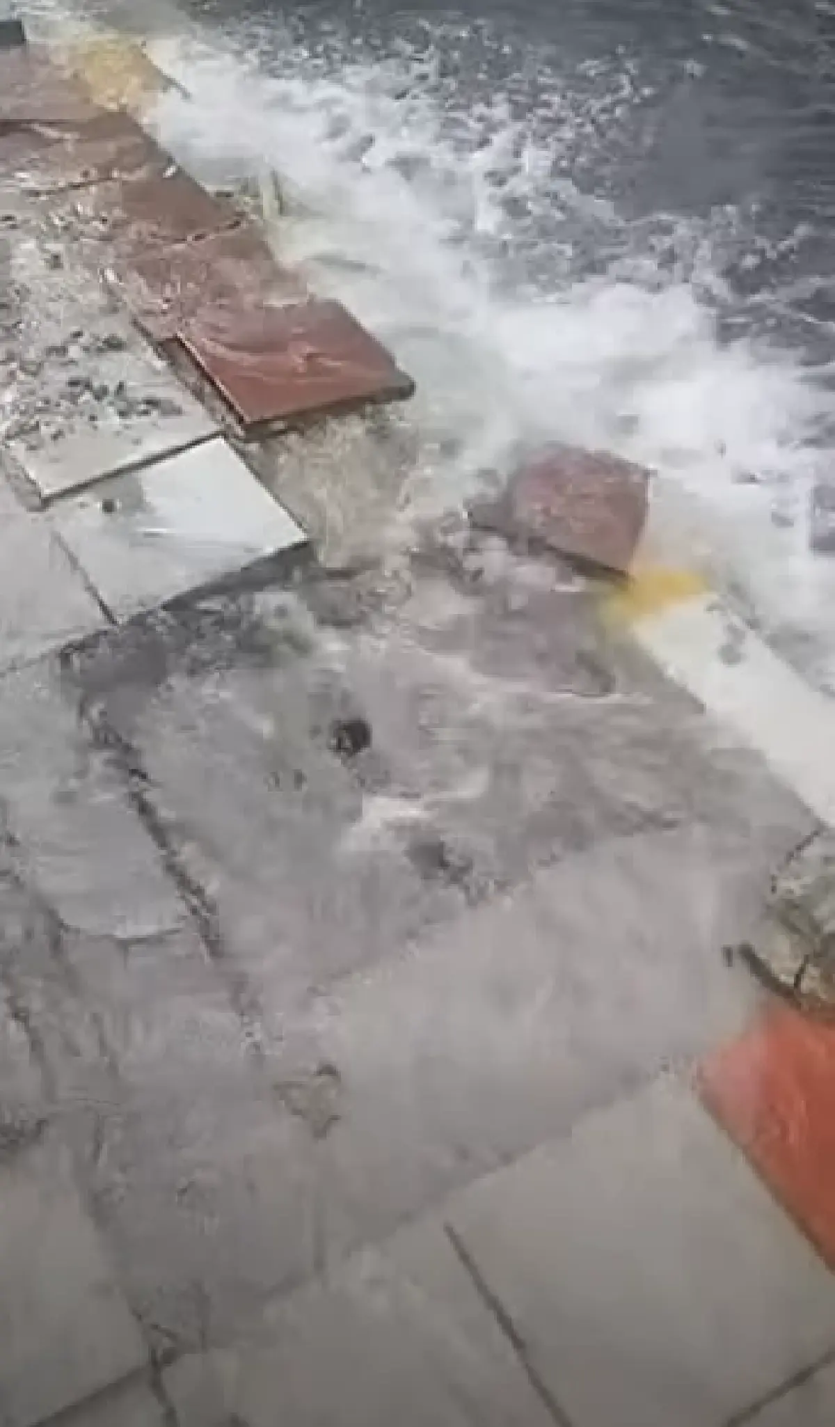 รถติดแล้ว ท่อน้ำแตก ถนนพระราม 9 ขาออก แยก อสมท. ไปแยกผังเมือง ระวัง