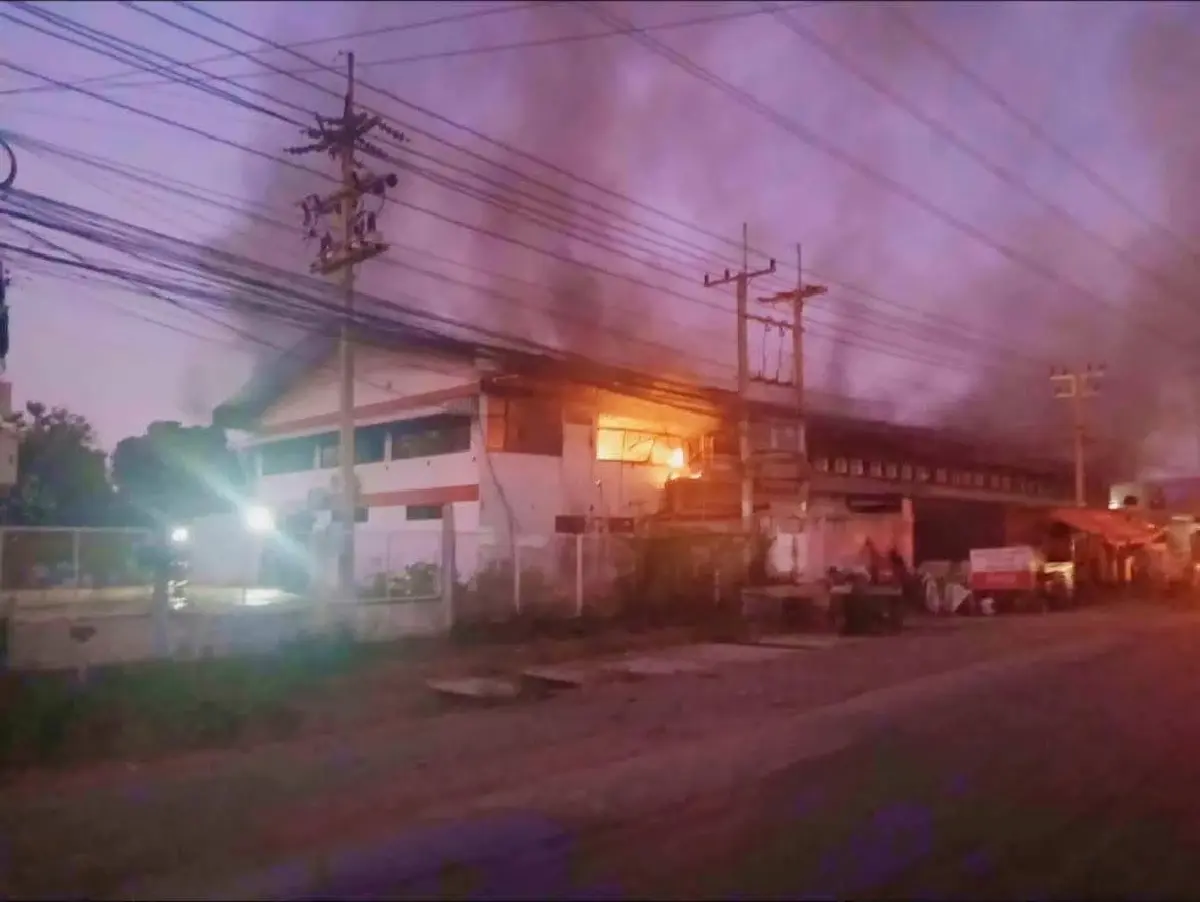 ด่วน ไฟไหม้โรงงานอบกัญชา ในเขตอุตสาหกรรม โคราช เร่งดับเพลิง