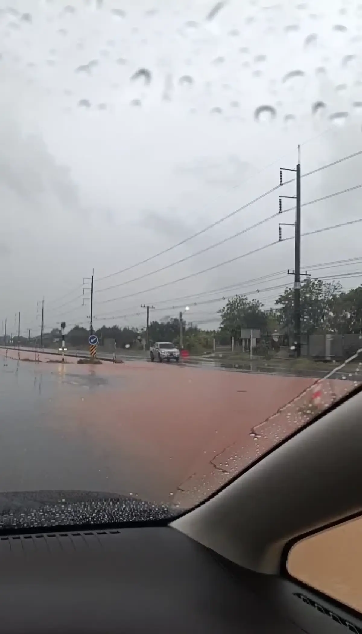 ฝนตกหนักระยอง ถนนสุขุมวิท น้ำท่วมขัง อุตุ เตือนพายุฤดูร้อนวันนี้