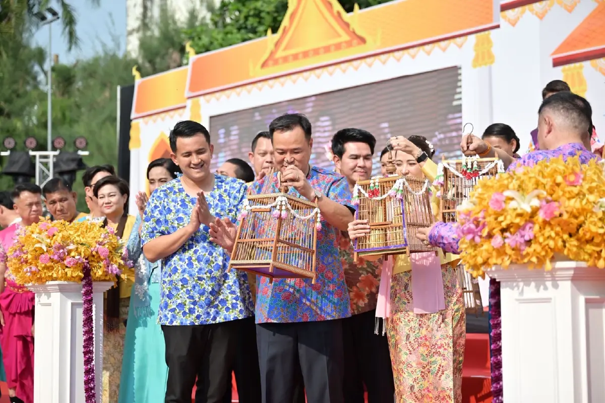 ‘อนุทิน’ ควงภริยาเปิดงาน ‘สงกรานต์พระประแดง’ ปล่อยนก ปล่อยปลา สืบอายุ