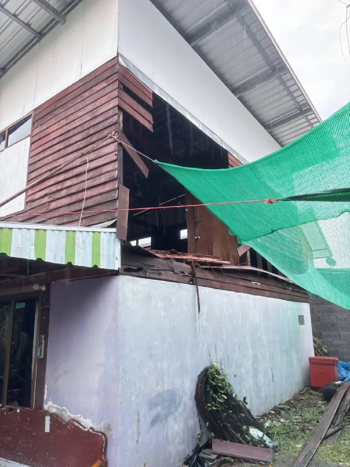 เริ่มแล้วพายุเข้าชัยภูมิ พายุฤดูร้อนถล่มบ้านค่าย สังกะสีปลิว