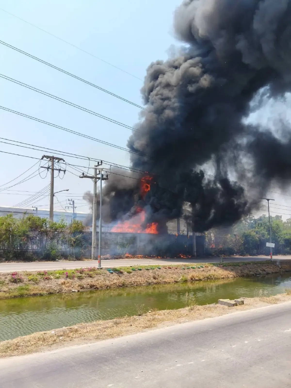 ด่วน ไฟไหม้เชียงกง คลองหลวง ปทุมธานี ควันดำพุ่ง ท่ามกลางอากาศร้อน