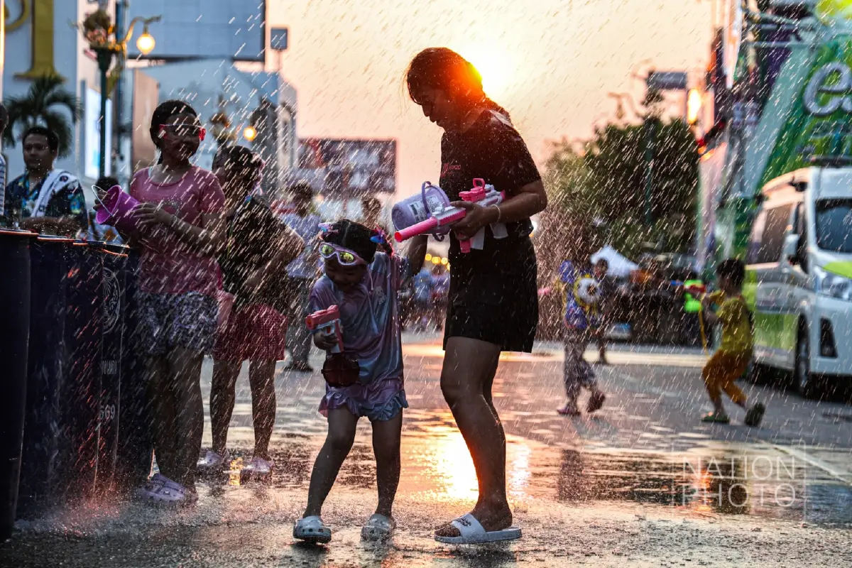 ม่วนกุ๊บ สงกรานต์ถนนข้าวเหนียว 2569 แห่เล่นน้ำ คลื่นมนุษย์ คึกคัก