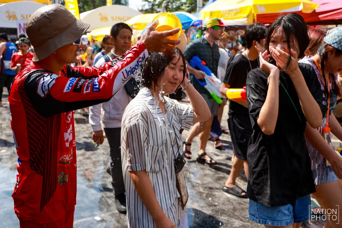 คึกคัก 'สงกรานต์ข้าวสาร' วันสุดท้าย นักท่องเที่ยวแห่เล่นน้ำแน่น