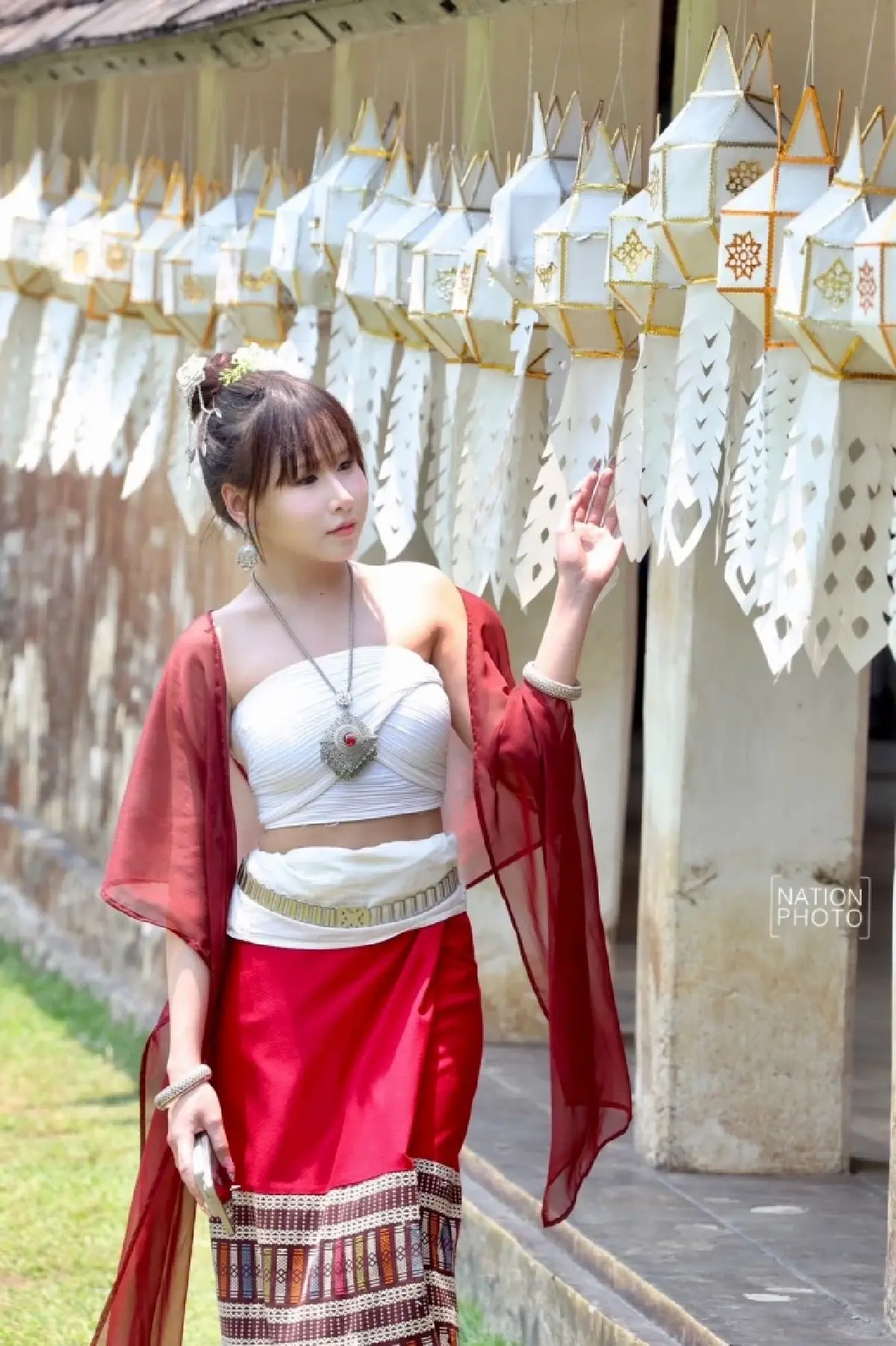 ควันหลงสงกรานต์ แห่แต่งชุดล้านนาถ่ายรูป 'วัดต้นเกว๋น' เชียงใหม่ ตามรอยละครดัง