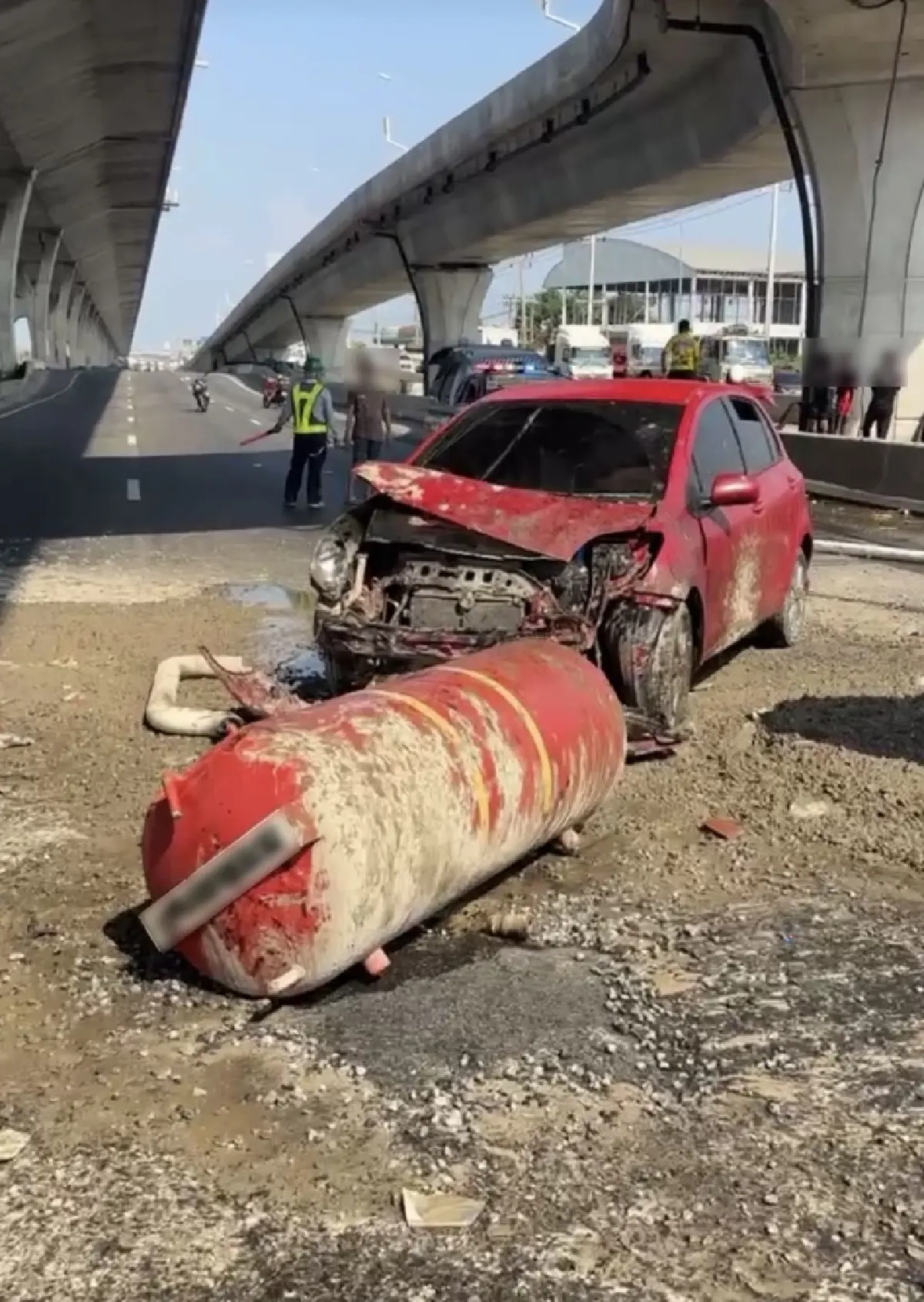 อุบัติเหตุ วันนี้ รถโม่ปูนตกสะพาน ถนนเทพรัตน กม.32 จนท.เร่งช่วยผู้บาดเจ็บ