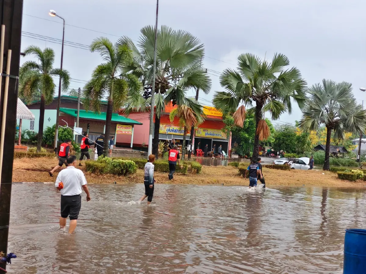 ด่วน! กาฬสินธุ์น้ำท่วมหนักมาก พายุฤดูร้อนถล่ม น้ำสูงเกือบมิดล้อ