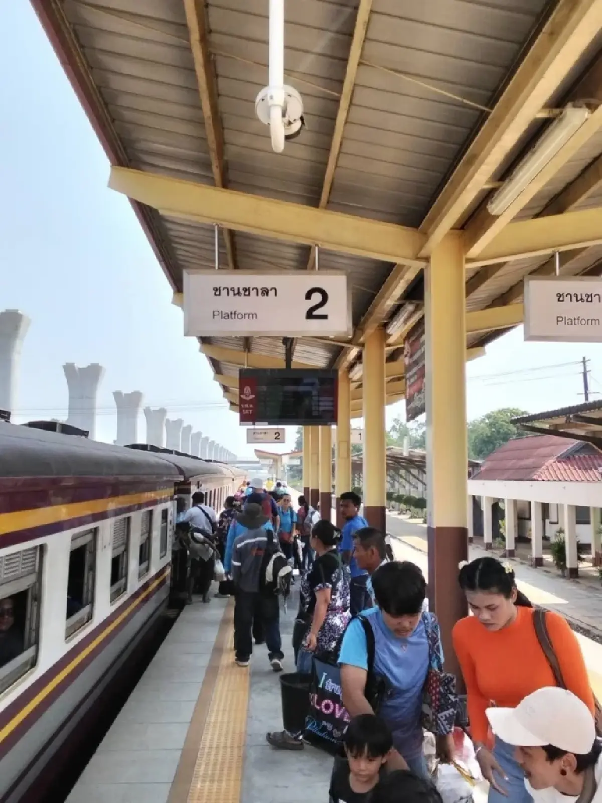 คนทยอยกลับกรุง รฟท. คาดวันนี้ผู้โดยสารพุ่ง 1 แสนคน เสริมรถไฟอีก 4 ขบวน