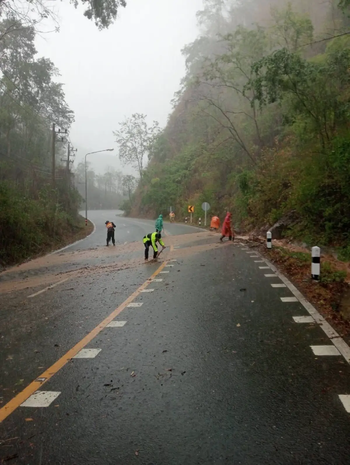 พิษพายุฤดูร้อน เพชรบูรณ์ฝนตกหนัก เจอน้ำป่า หินร่วง ทล.12 หล่มสัก