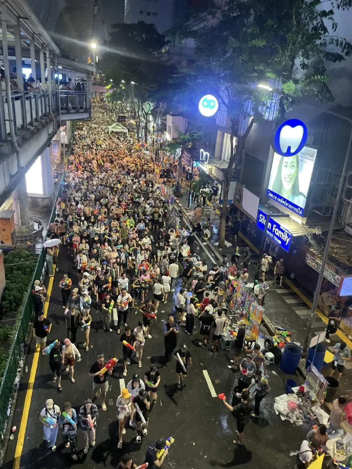 ปิดฉาก 'สงกรานต์สีลม' วันสุดท้าย นักท่องเที่ยวล้นทะลัก แห่เล่นน้ำกว่า 2 แสนคน