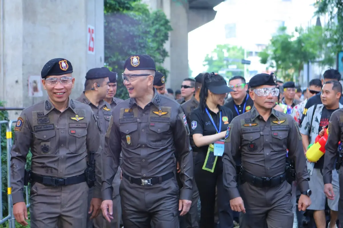 สงกรานต์ข้าวสาร - สีลม คึกคัก ยอดทะลุแสนคน ตำรวจเข้มดูแลความปลอดภัย